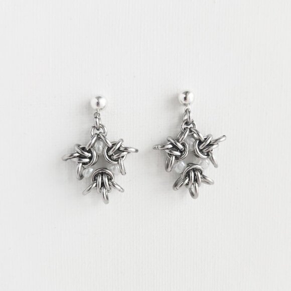 Fairy white pearl silver flower earrings ✦ chainmaille star-shaped earrings ✦ - Picture 7 of 7